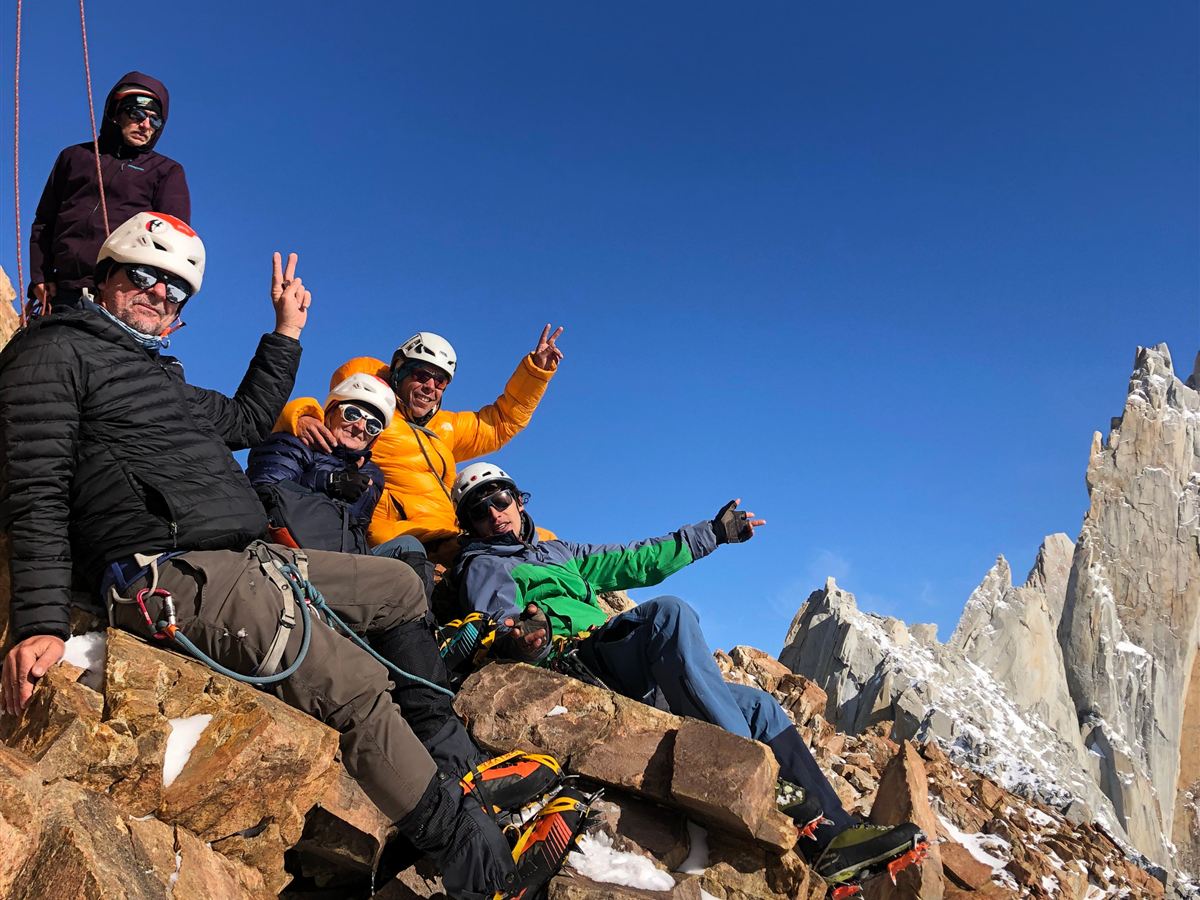 Grupo guiado celebrando en la cumbre, Torres del Paine