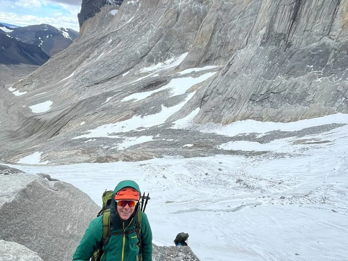 Escalador con pulgar arriba frente a las torres de granito, Torres del Paine