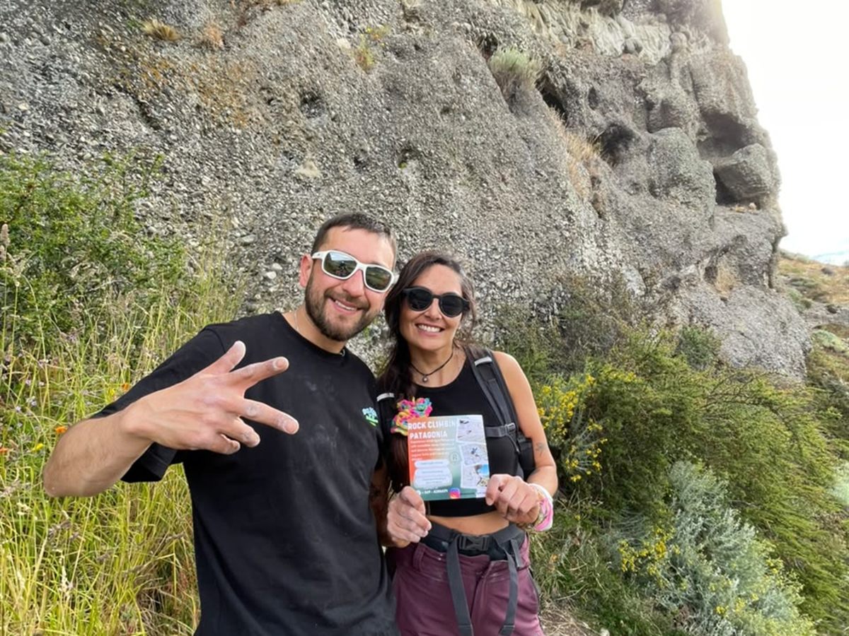 Escaladores en una jornada de escalada en roca cerca de Puerto Natales