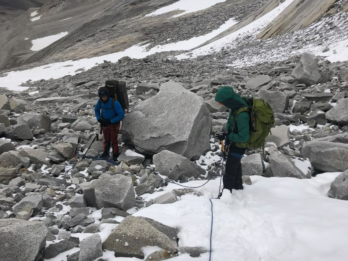 Preparación de cuerdas y equipo técnico en la morrena, macizo Paine