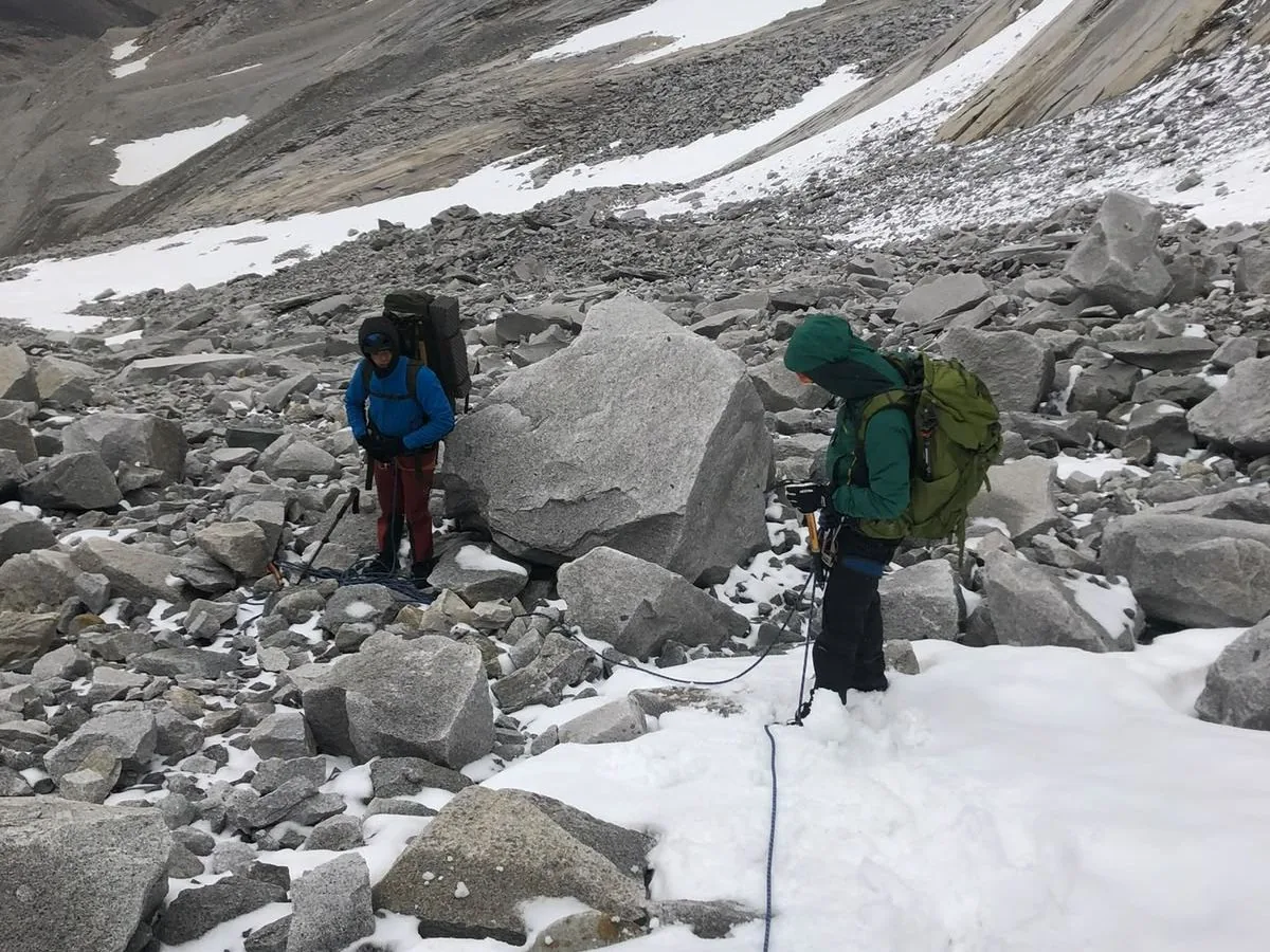 Preparación de cuerdas y equipo técnico en la morrena, macizo Paine
