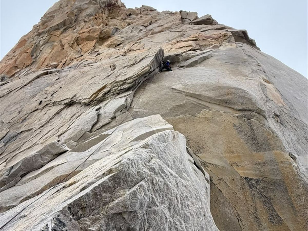 Escalador en ruta de varios largos sobre torre de granito, Torres del Paine