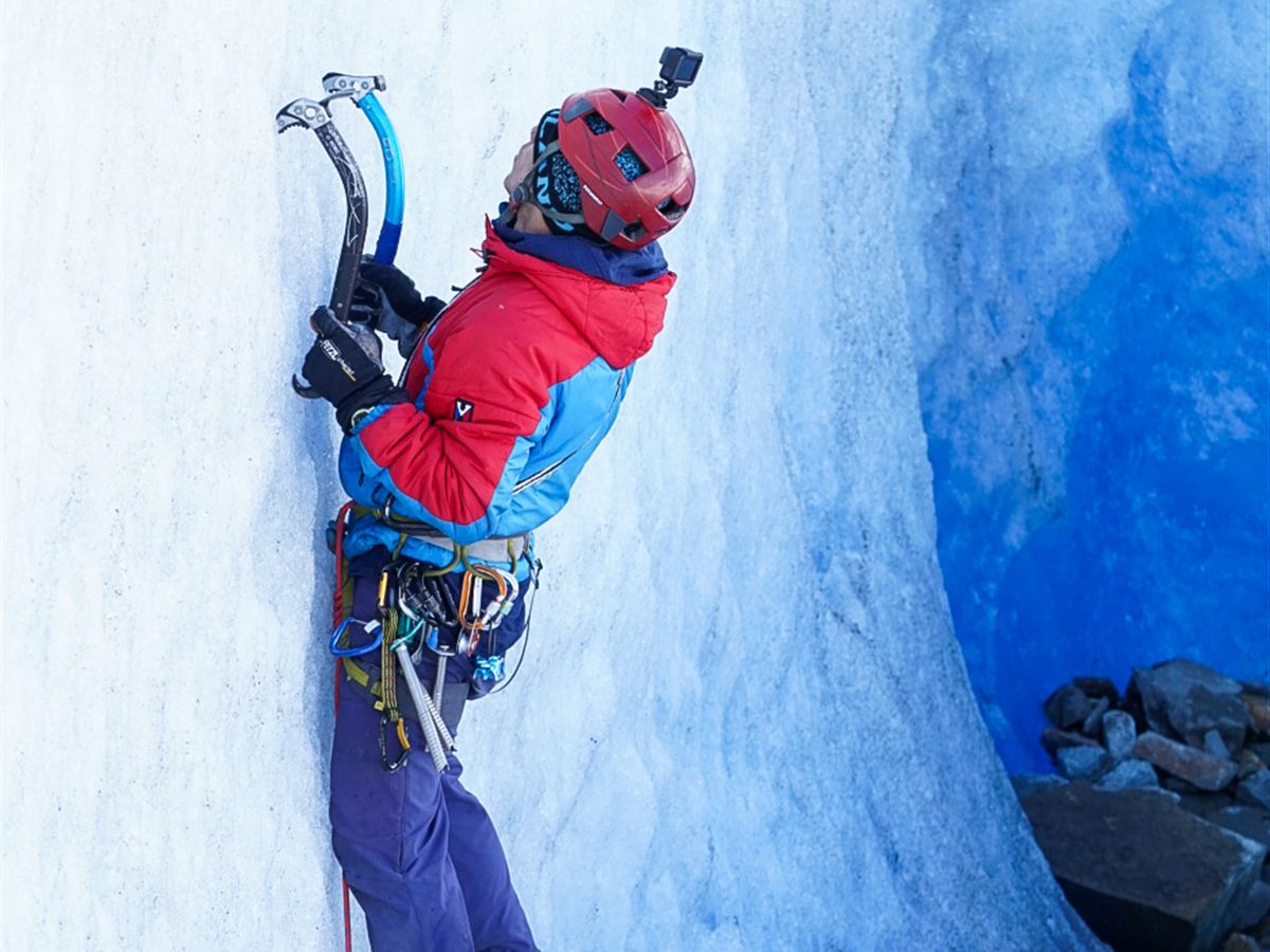 Escalada en hielo con piolets técnicos en glaciar azul, Patagonia