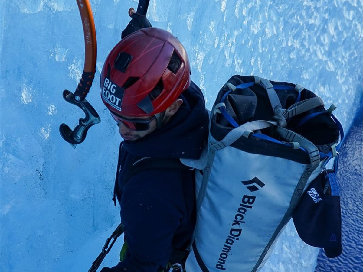 Escalada en hielo azul de glaciar con piolets y crampones, Patagonia
