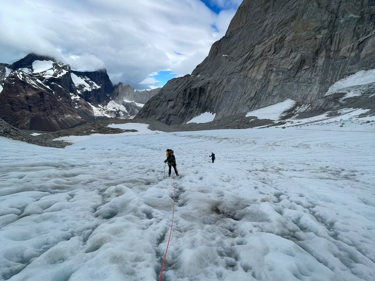 Progresión encordada en glaciar bajo paredes de granito, Torres del Paine