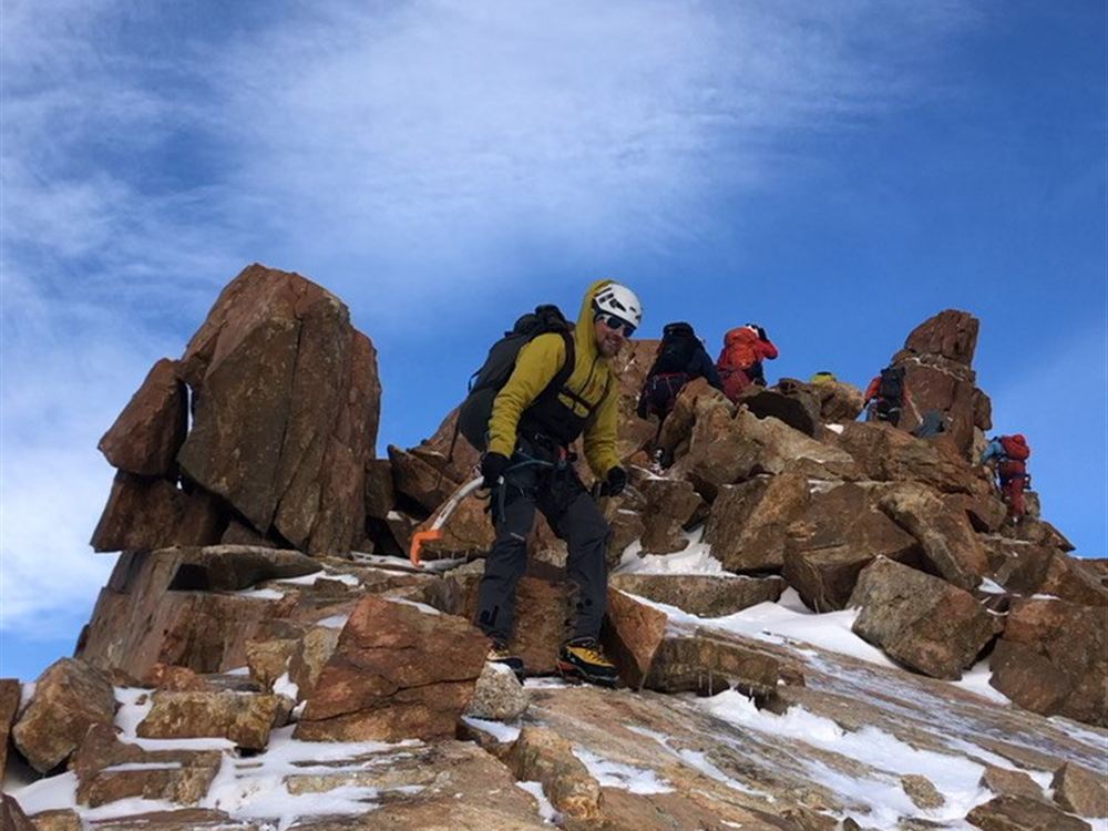 Descenso de cresta rocosa con grupo guiado en alta montaña patagónica