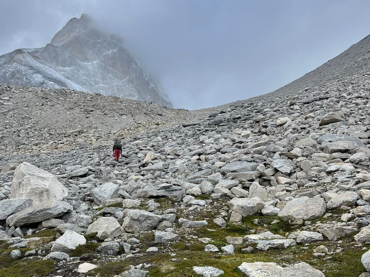 Aproximación entre bloques de granito hacia la torre, Patagonia