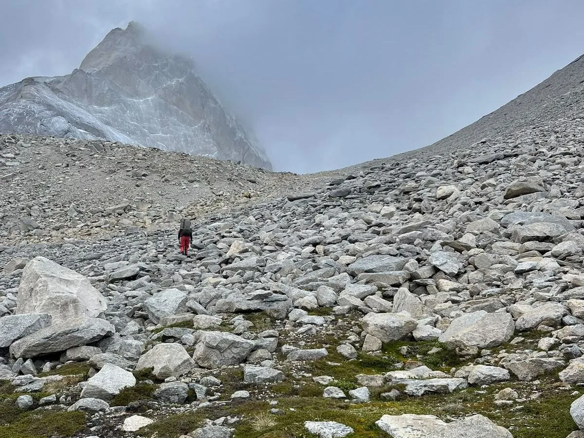 Aproximación entre bloques de granito hacia la torre, Patagonia
