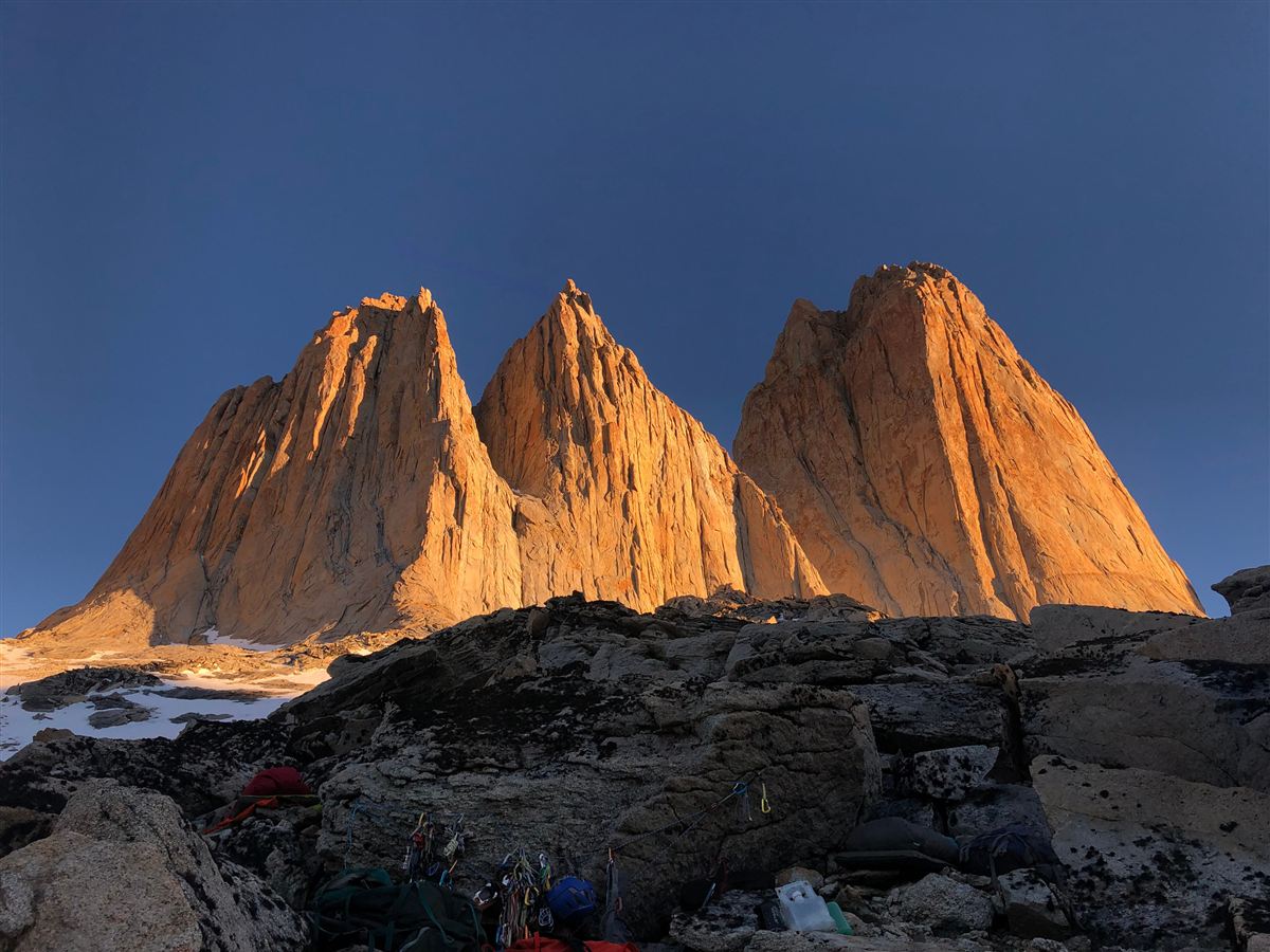 Amanecer sobre las torres de granito desde el campamento, Torres del Paine