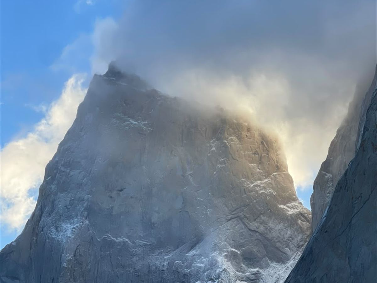 La Torre Norte del Paine entre nubes sobre el glaciar, Valle del Silencio